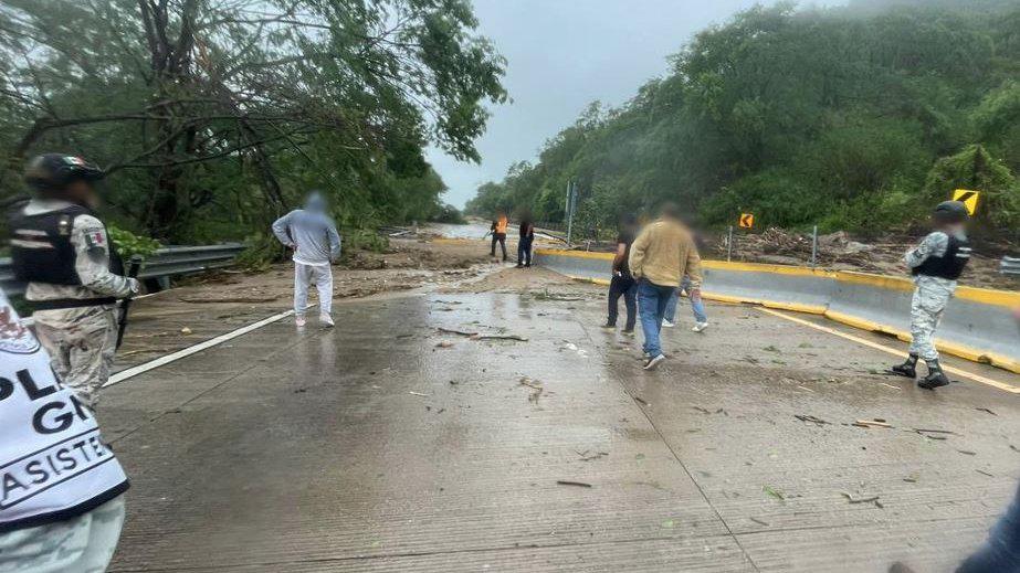 $!Paso del huracán Otis destroza caminos en Guerrero