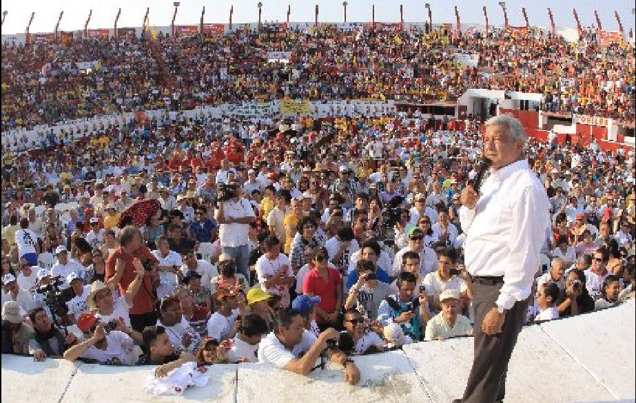 $!Andrés Manuel López Obrador, siendo candidato a la Presidencia en 2012, se presentó en la Plaza de Toros de Mazatlán.