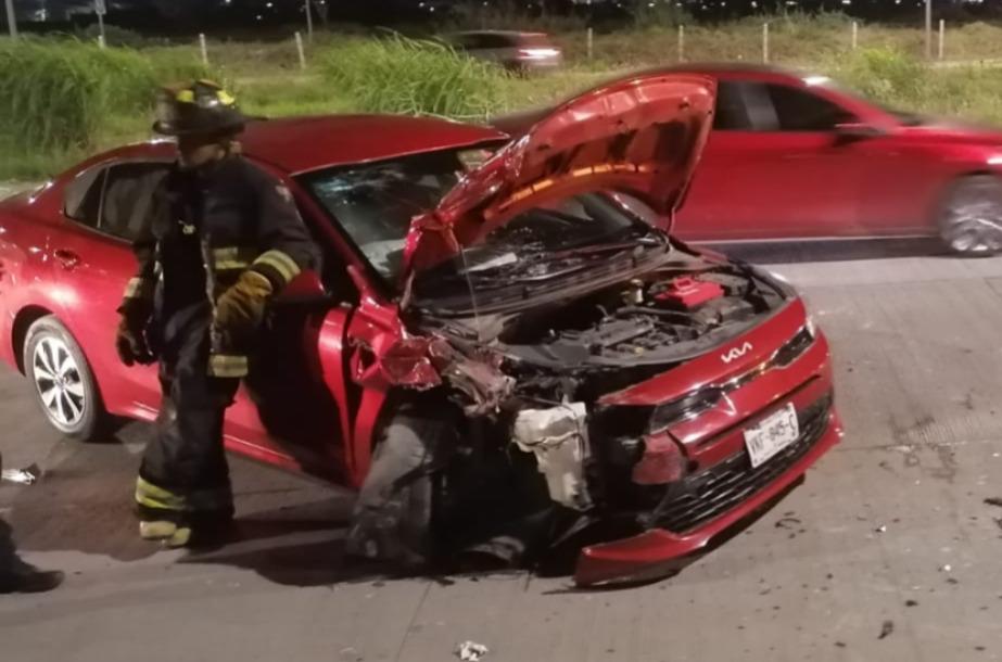 $!Choca auto contra camioneta estacionada en Mazatlán; conductor resulta lesionado