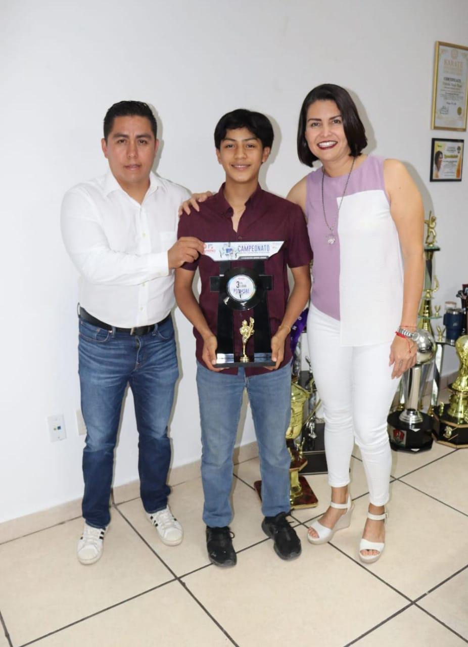 $!Regresa victorioso Nery Frías del Nacional de Taekwondo celebrado en Chihuahua