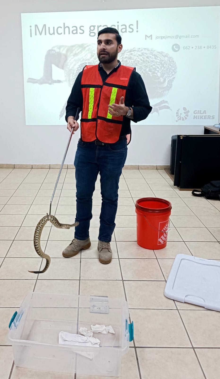 $!El biólogo Jorge Jiménez Canale con una serpiente de cascabel.