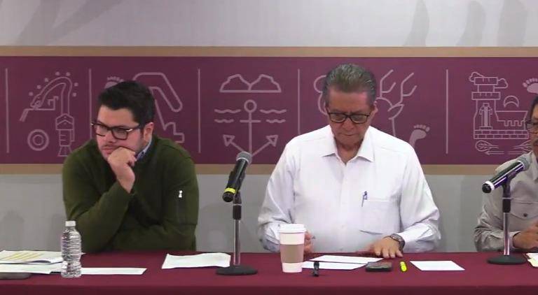 Gerardo Mérida Sánchez (der.) dijo que la decisión de la cancelación del vuelo fue de la aerolínea y no por un problema en el Aeropuerto de Culiacán.