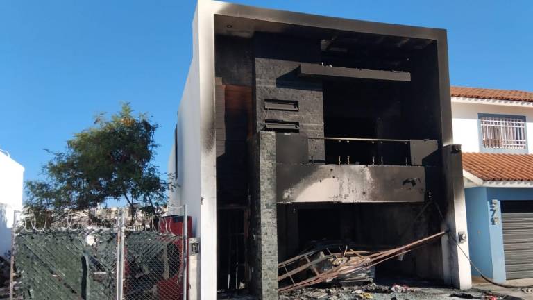 Así quedó la casa que atacaron e incendiaron el domingo en Colinas del Rey, en Culiacán