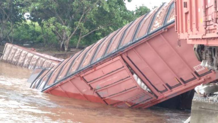 Por lluvias de ‘Nora’ descarrila tren cerca de Las Labradas, San Ignacio