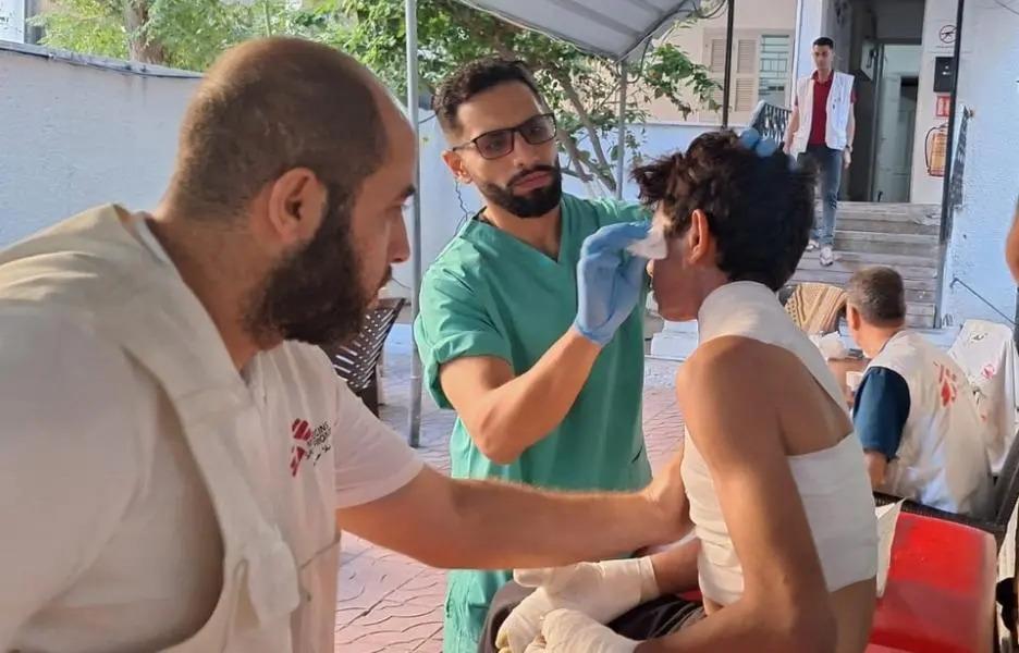 $!Mohammed Hawajari, enfermero de MSF, limpia las heridas de un niño en la Unidad de Quemados de MSF tras sufrir graves quemaduras por un ataque aéreo. Gaza, 19 de octubre de 2023.