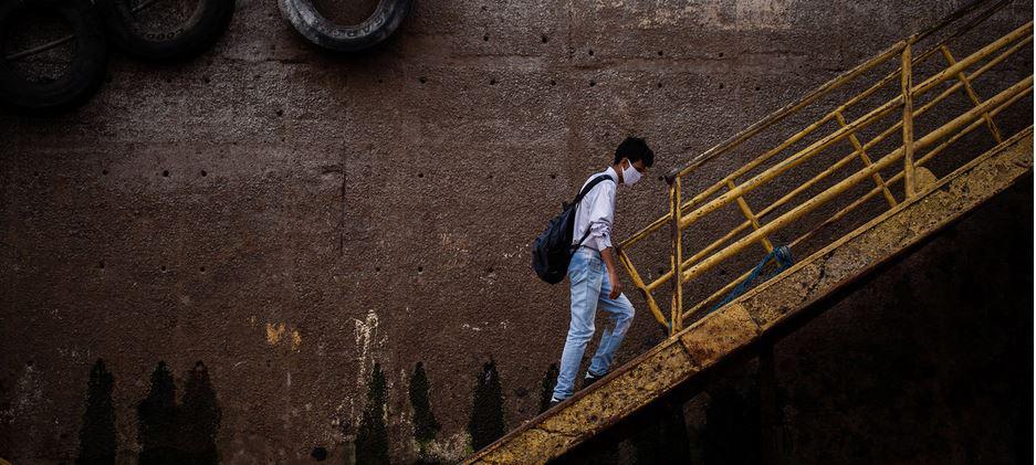 $!Un hombre utiliza una mascarilla para protegerse del Covid-19 en el puerto de Manaus, en el Amazonas de Brasil.