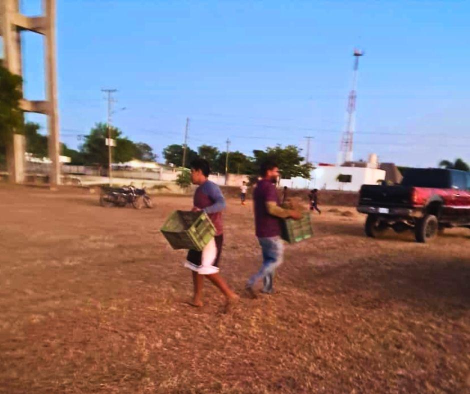 $!Comunidad del Palmito del Verde, en Escuinapa, se une para rehabilitar su campo de beisbol