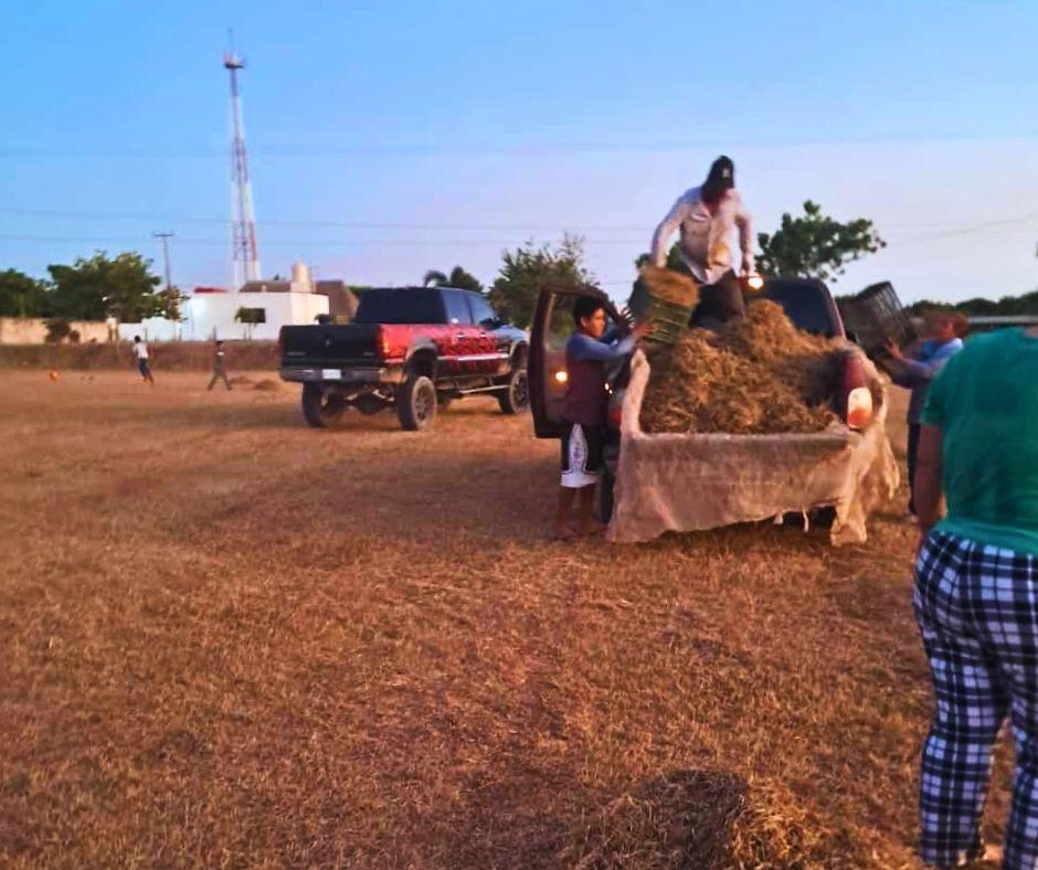 $!Comunidad del Palmito del Verde, en Escuinapa, se une para rehabilitar su campo de beisbol