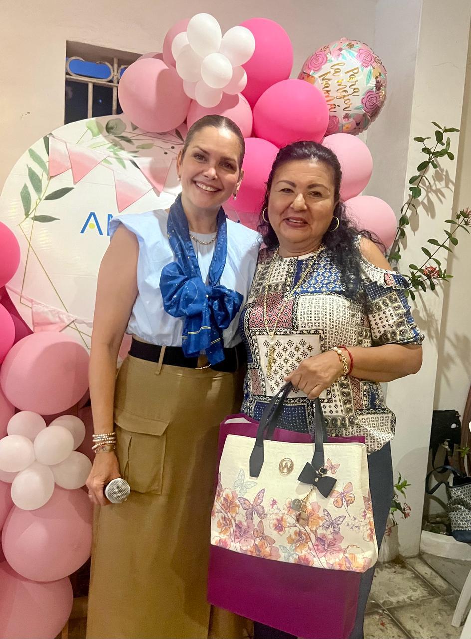 $!Imelda Morales de Chicuate hace entrega de un bolso a la ganadora del premio mayor, Norma Delia López Zambrano.