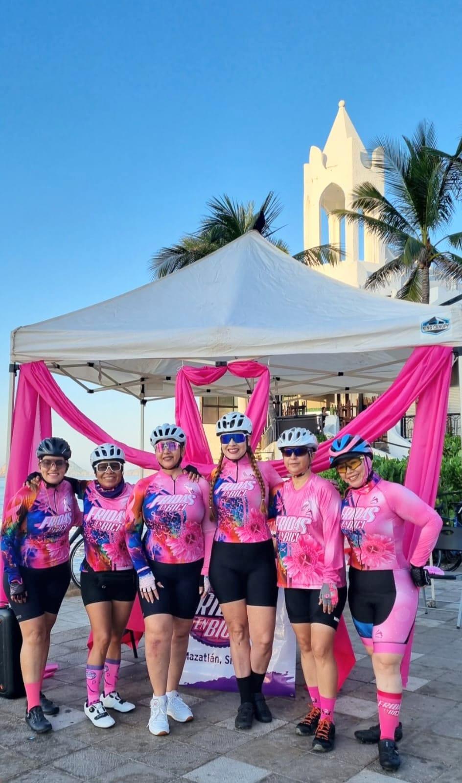 $!Fridas en Bici celebra la Rodada Rosa por el malecón para concientizar sobre el cáncer de mama