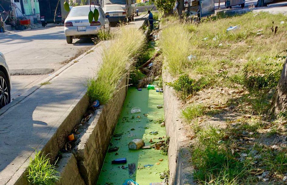 $!Retiran basura de canal pluvial en la colonia Ampliación Lico Velarde, en Mazatlán