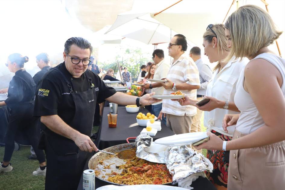 Comparecem a uma refeição em benefício do Centro de Reabilitação Social