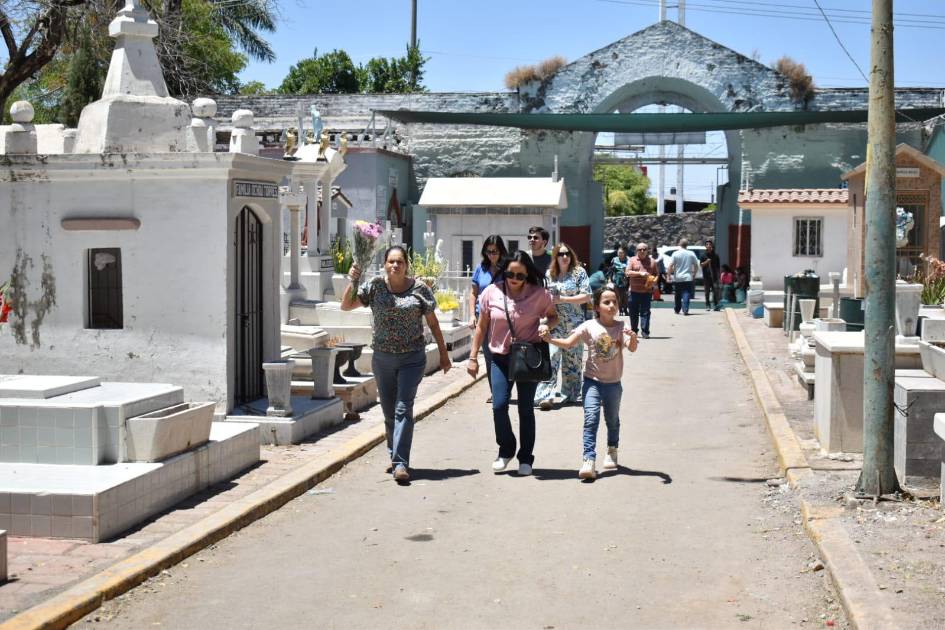 Con 40 Mil Visitantes Panteones De Culiacán Registran Saldo Blanco