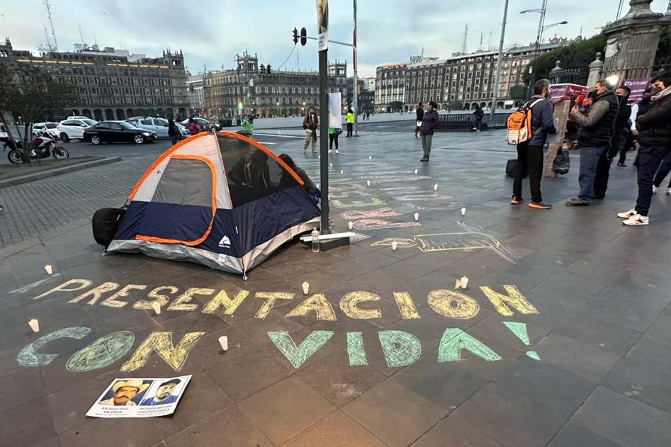 $!El 15 de enero de 2023 fueron desaparecidos el abogado Ricardo Lagunes y el profesor Antonio Díaz, defensores del ambiente y el territorio en San Miguel Aquila, Michoacán, en México. Días después, familiares y amigos realizaron una protesta frente a Palacio Nacional.