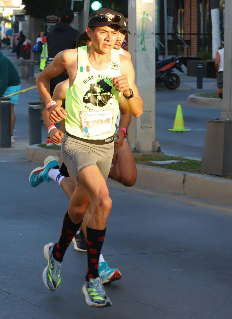 $!¡Orgullo mexiquense! Antonio Vara y Reyna Rivera dominan los 21K del Maratón Pacífico