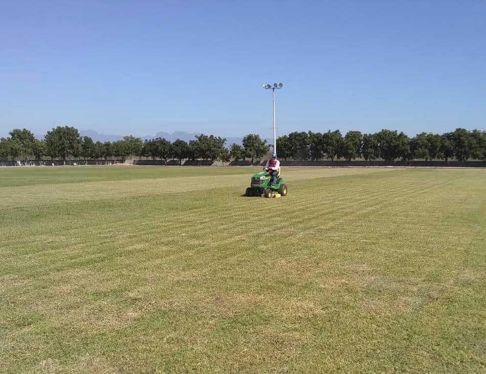 $!En Elota dan mantenimiento a los campos deportivos