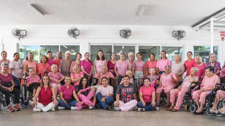 Se visten de rosa para promover la detección temprana del cáncer de mama