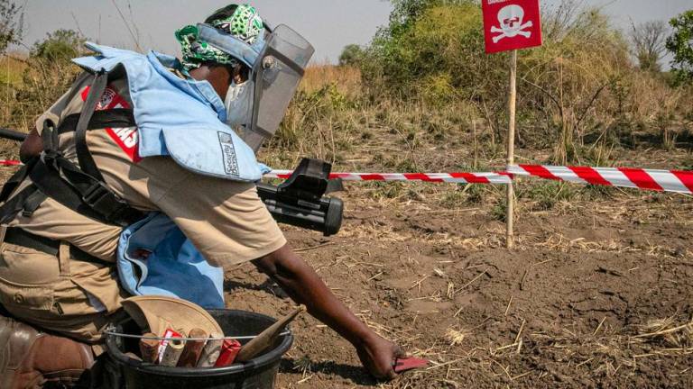 Un trabajador de UNMAS detecta una mina antitanque, en el estado de Equatoria Central, Sudán del Sur.