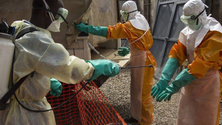 Trabajadores de la salud en Conakry, Guinea, durante el brote de ébola en 2015.