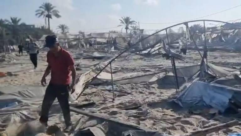 Israel bombardeó un campamento improvisado para personas desplazadas en la zona de Al Mawasi, al oeste de Khan Younis, en Gaza.