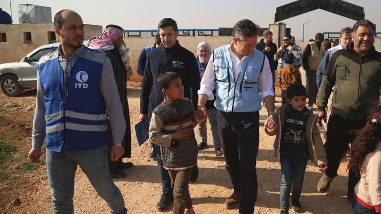 Tom Fetcher, secretario general adjunto de la ONU para Asuntos Humanitarios, visita un campamento de desplazados en Idlib, Siria.