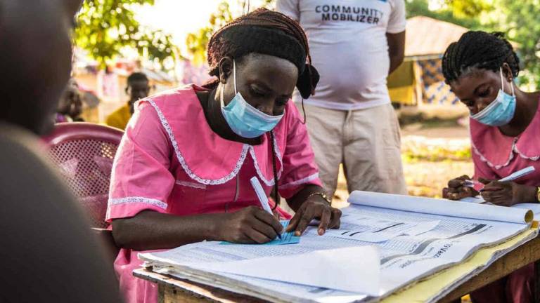 Enfermeras trabajan en una clínica móvil de vacunación Covid-19 en Rofunta, Sierra Leona, en diciembre de 2022.