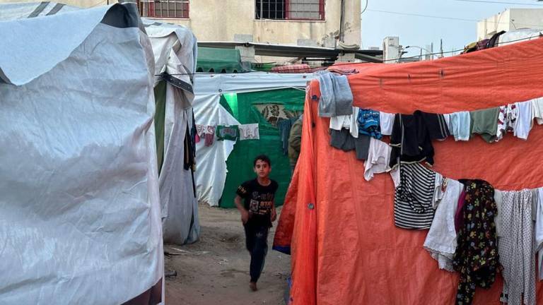 La gente en Gaza sigue huyendo de sus hogares y buscando refugio en tiendas de campaña.