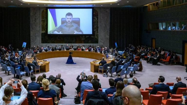 Una amplia vista de la sala del Consejo de Seguridad mientras el Presidente de Ucrania, Volodymyr Zelenskyy (en la pantalla), se dirige a la reunión del Consejo de Seguridad sobre la situación en Ucrania.