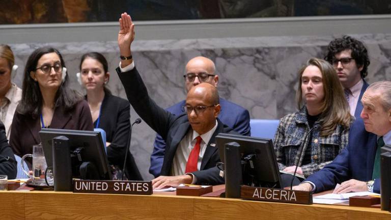 El embajador alterno de Estados Unidos, Robert Wood, vota en contra de una resolución sobre Gaza en el Consejo de Seguridad.