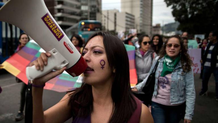 Activistas asisten a una marcha contra la violencia de género en Ecuador.