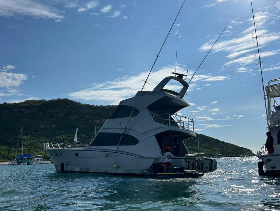 $!Rescatan a 10 personas de un yate tras falsa alarma de hundimiento en Mazatlán