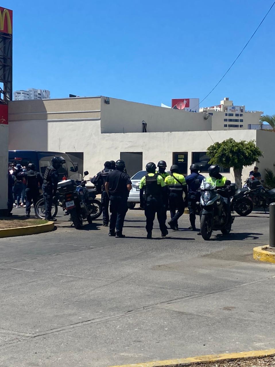 $!Policía de Mazatlán arresta a la porra del América en el malecón