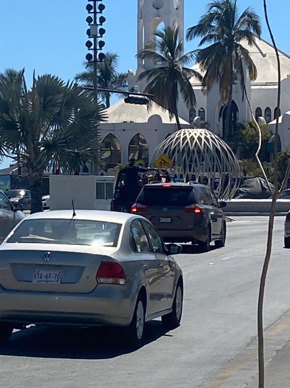 $!Policía de Mazatlán arresta a la porra del América en el malecón