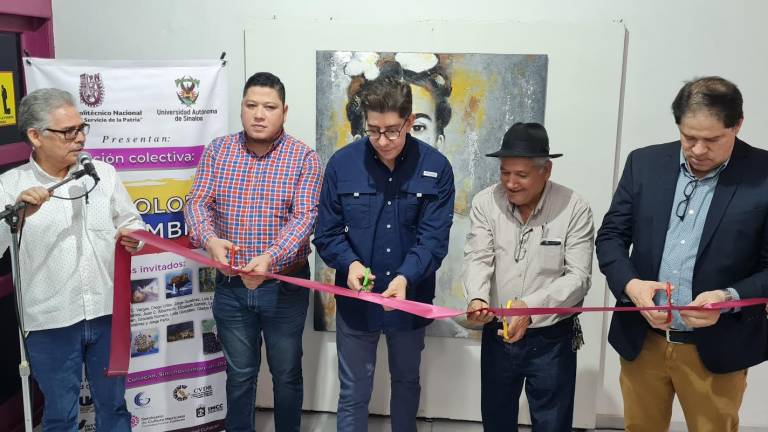 Directivos del IPN y de la Universidad Autónoma de Sinaloa realizan el corte de listón.