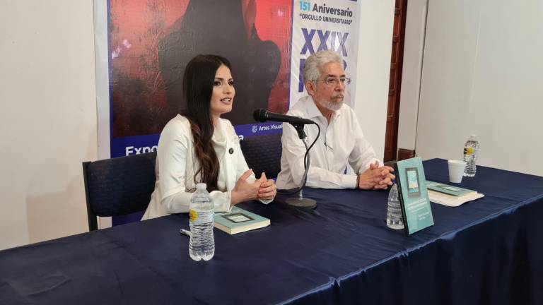 Karele Maxinahí Félix Piña presenta el libro ‘Los valores estéticos en la educación primaria’.