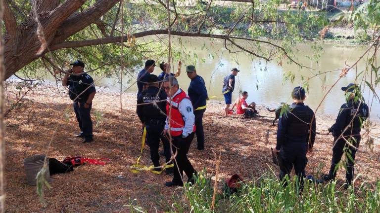 Agrupaciones de auxilio rescatan a un joven que quedó atascado en el lodo del río Tamazula, en Culiacán.