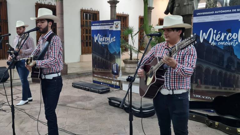 Cantan y bailan al ritmo del Grupo La Ficción