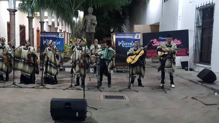 Mariachi “Los plebes” presenta un repertorio variado de música vernácula.