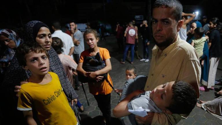 Las fuerzas israelíes atacaron tiendas de campaña en las que se refugiaban civiles desplazados cerca del hospital Al-Aqsa, en una zona en la que se había ordenado a los habitantes del norte de Gaza que se trasladaran.