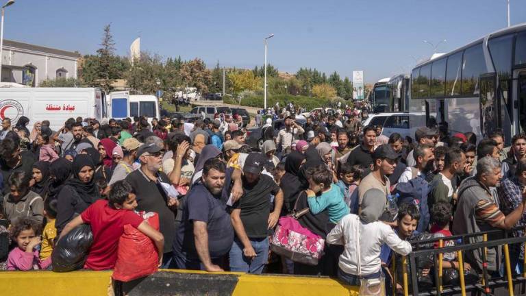 Familias sirias y libanesas que huyeron de la escalada de violencia en Líbano llegan a Siria.