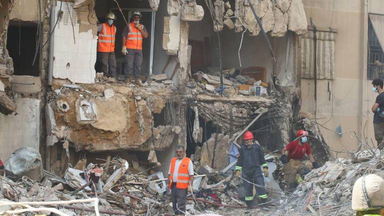 Los equipos de rescate examinan los daños causados por un misil en un edificio de los suburbios del sur de Beirut.