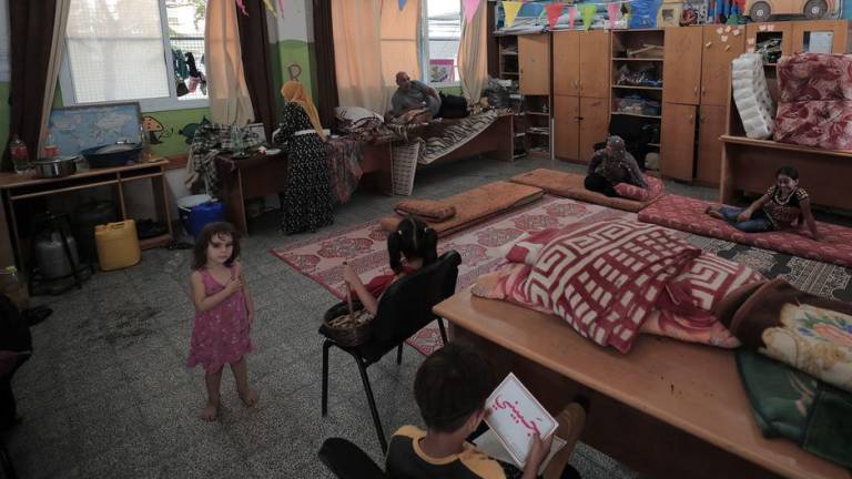 Las familias palestinas se refugian en las escuelas de la UNRWA en Gaza.