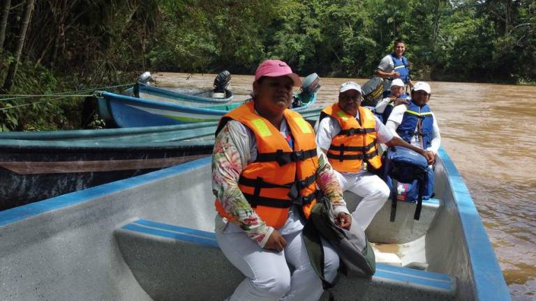 Un bote de madera es clave para acercar las vacunas a lugares remotos de Colombia