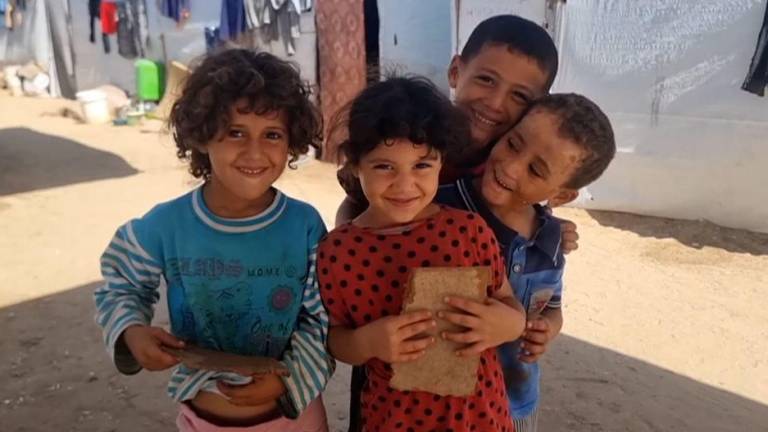 Niños huérfanos reunidos en un descampado del campo de Al-Baraka, en la zona de Al-Mawasi de Jan Yunis.