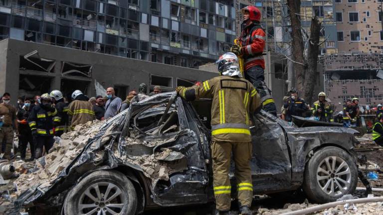 Resultado de un ataque con misiles en el centro de Kiev, Ucrania.