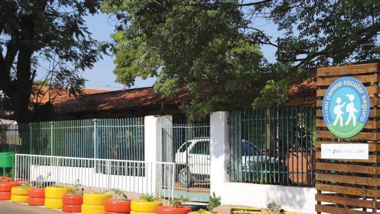 Cruce de caminos frente a una escuela en Paraguay