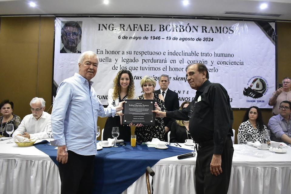 $!Jesús Enrique Hernández Chávez y Salvador Viedas entregan el reconocimiento a la familia de Rafael Borbón.