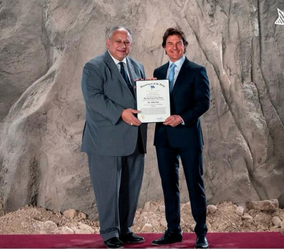 $!El Secretario de la Armada de Estados Unidos Carlos del Toro hace la entrega del reconocimiento a Tom Cruise.