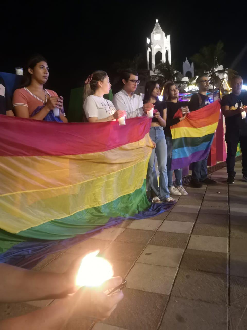 $!Con velas en el malecón de Mazatlán, rinden homenaje a Magistrade Ociel Baena