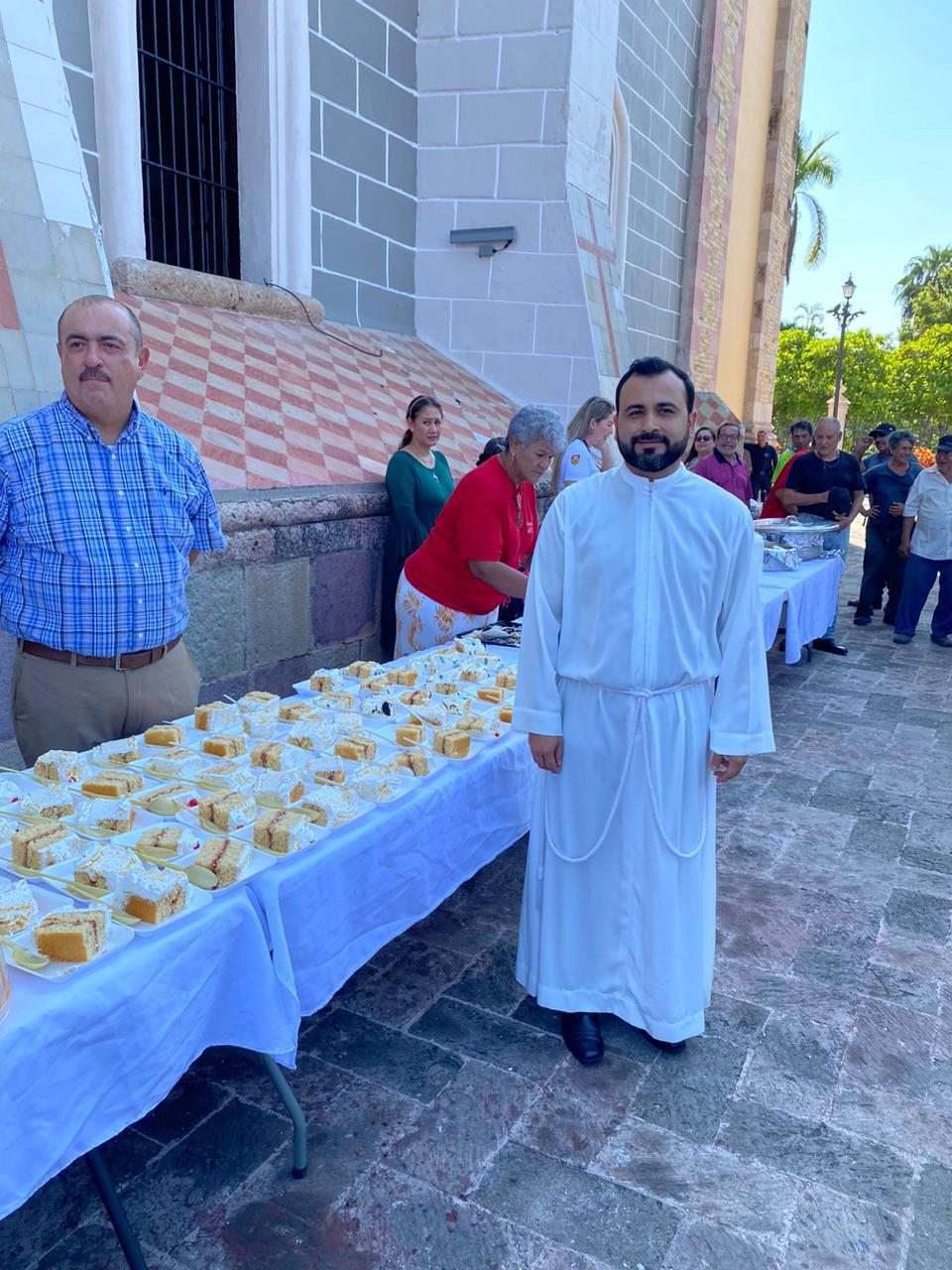 $!Celebra comedor comunitario en Catedral de Mazatlán su aniversario con un banquete para los más necesitados